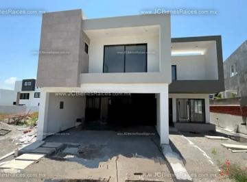 1 · Lujo y Playa: Casa con Cocina en Concepto Abierto y 3 Recámaras con Vestidor.