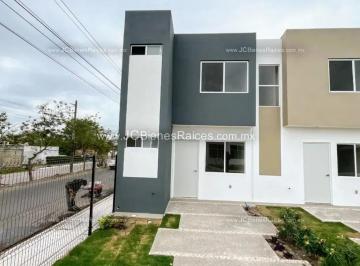 1 · Ideal Para Ti: Casa con 3 Recámaras y 3 Baños Cerca de Centros Comerciales.