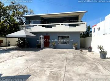 1 · Tu Inversión Eficiente: Casa con Paneles Solares, Asador y Gran Estacionamiento (5 Autos).