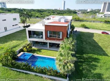 1 · Máximo Confort: Casa de 670 m² con Alberca y Club de Tenis en La Riviera.