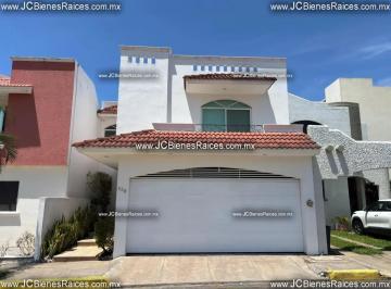 1 · Vive La Riviera: Casa de 300 m² con Cocina Integral y Jardín. ¡A un Paso del Mar!