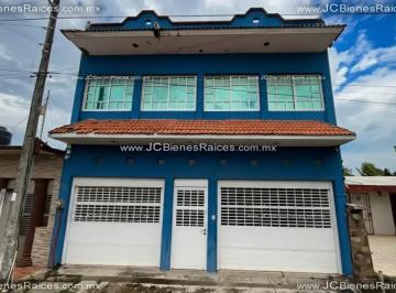 1 · 4 Recámaras y 4 Climas: Casa de 3 Niveles con Cantina y Portón Automático.