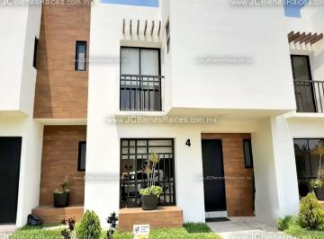 1 · Casa en Venta con Alberca y Acceso Controlado Cerca del Aeropuerto