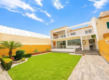 1 · Casa en Venta en Jardines de Mocambo con Amplio Jardín