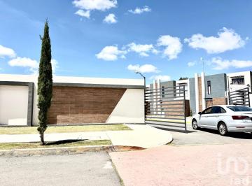 Casa · 69m² · 2 Recámaras · 2 Estacionamientos · Casa Amplia Moderna | Prácticamente Nueva en Tranquila Zona en Desarrollo