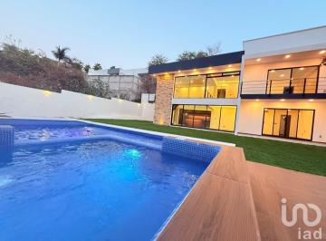 Casa · 265m² · 3 Recámaras · 4 Estacionamientos · Exclusividad y Espacio: Espectacular Casa en Venta en Burgos, Morelos