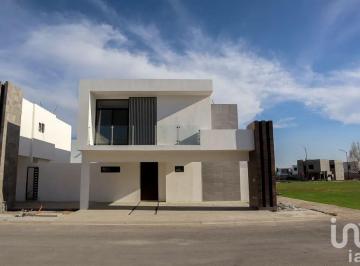 Casa · 226m² · 3 Recámaras · 2 Estacionamientos · Casa en Venta en Cerrada con Amenidades Como Gym y Alberca