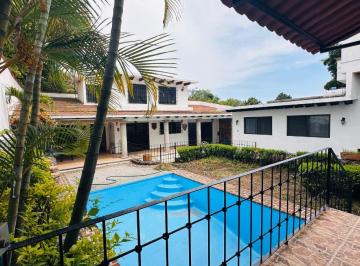 Casa de 6 habitaciones, Cuernavaca · Casa en Venta en Cuernavaca (Ahuatepec) | Estilo Colonial con Alberca y 3 Bungalows