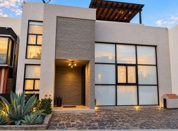 eba502873ed82a7f95fae005aa40442f16b6bbe745b91c3265429d1e4e06ac45 · Oportunidad Única | Casa de Autor con Roof Garden y Vistas | Zirándaro, Sma