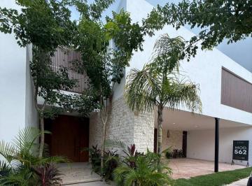 Casa de 4 habitaciones, Mérida · Casa de Lujo con Alberca y Amplios Espacios, Dentro de Privada en Zona Country.