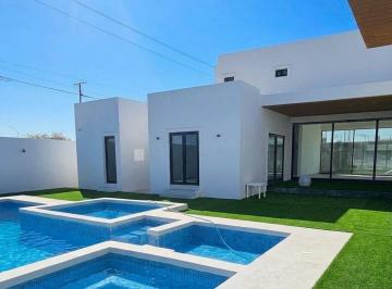 Casa · 700m² · 4 Recámaras · 6 Estacionamientos · Casa en Venta Portal de Zuazua