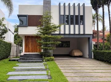 Casa · 550m² · 4 Recámaras · 6 Estacionamientos · Casa en Venta Sobre La Av Principal de Valle Real | Zapopan