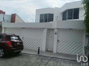 Casa · 380m² · 4 Recámaras · 3 Estacionamientos · Casa en Renta en Álamos, Querétaro