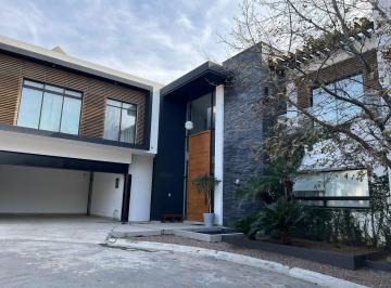 Casa · 927m² · 3 Recámaras · 3 Estacionamientos · Casa en Venta La Joya