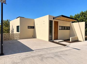 Casa · 258m² · 3 Recámaras · 2 Estacionamientos · Casa en Venta, Nueva, Al Sur de Morelos, en Xochitepec, Dentro de Fracc. Residencial con Vigilancia