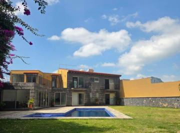 Casa de 5 habitaciones, Tepoztlán · Casa en Renta por Fin de Semana en Tepoztlán Morelos, con 5 Recámaras, Vista y Alberca.