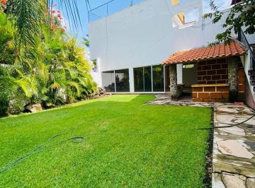 Casa · 860m² · 3 Recámaras · 8 Estacionamientos · Casa en Venta con Bungalow, Salón de Eventos y Alberca
