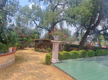 Casa · 495m² · 3 Recámaras · 5 Estacionamientos · Casa en Una Sola Planta con Gran Jardín, Salón de Fiestas, y Acabados en Encino y Caoba