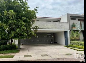 Casa · 481m² · 4 Recámaras · 6 Estacionamientos · Se Vende Residencia en El Fraccionamiento Exclusivo de Puerta Plata en Zapopan Jalisco