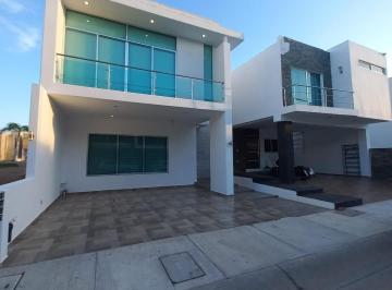 Casa · 220m² · 3 Recámaras · 2 Estacionamientos · Casa en Renta en Altabrisa Residencial Cerritos