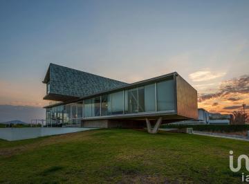 Casa · 855m² · 3 Recámaras · 8 Estacionamientos · Casa en Venta en El Campanario Queretaro