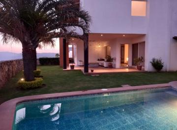 Casa en condominio · 420m² · 3 Recámaras · 2 Estacionamientos · Espectacular Casa con Alberca y Vista Panorámica en San Diego