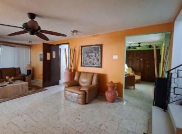 Casa de 6 habitaciones, Mérida · Amplia Propiedad en Alcala Martín Dos Pisos en Esquina con 6 Dorm., Baños, Cochera Cerrada