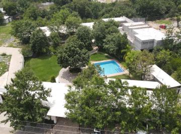 Casa · 550m² · 2 Recámaras · 8 Estacionamientos · Quinta en La Loma en Santiago a La Altura del Barrial en Santiago