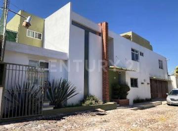 Casa · 443m² · 3 Recámaras · 2 Estacionamientos · Amplia y Moderna Residencia en San José del Puente, Zavaleta