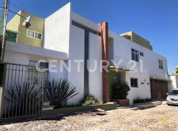 Casa · 443m² · 3 Recámaras · 2 Estacionamientos · Amplia y Moderna Residencia en San José del Puente, Zavaleta