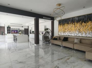Casa · 786m² · 5 Recámaras · 3 Estacionamientos · Casa de Lujo en Venta de 5 Recámaras, Alberca y Spa en El Uro