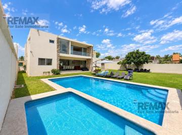 Casa · 458m² · 7 Recámaras · 6 Estacionamientos · Venta de Casa con Alberca y Amplio Jardín, en Altos de Oaxtepec, Morelos…clave 6393