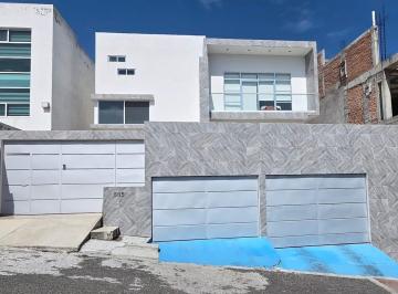 Casa · 437m² · 4 Recámaras · 3 Estacionamientos · Casa en Venta Real de Juriquilla.