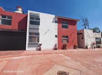 Casa · 358m² · 5 Recámaras · 4 Estacionamientos · Casa Amplia de 5 Habitaciones La Campiña Celaya