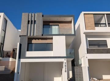 Casa · 305m² · 3 Recámaras · 2 Estacionamientos · Casa en Fraccionamiento Alamosur
