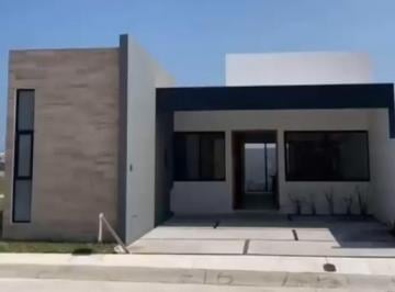 Casa · 121m² · 2 Recámaras · 2 Estacionamientos · Punto Lomas, Casa en Venta de 2 Recámaras con Baño en un Nivel.