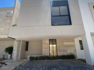 Casa · 220m² · 3 Recámaras · 2 Estacionamientos · Casa Arbolada Residencial