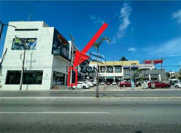 Local comercial · 60m² · 1 Estacionamiento · Local en Flores