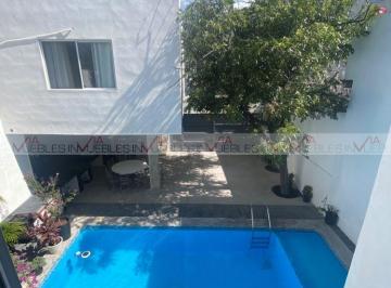 Casa · 168m² · 3 Recámaras · 2 Estacionamientos · Casa en Venta en Santa Catarina Centro