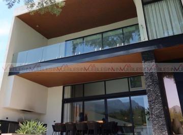 Casa · 759m² · 4 Recámaras · 6 Estacionamientos · Casa en Venta en El Barrial