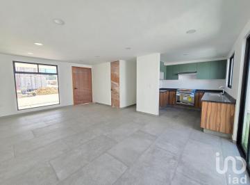 Casa · 207m² · 3 Recámaras · 2 Estacionamientos · Casa en Venta en Santiago Momoxpan, San Pedro Cholula | Cerca de Udlap, Uvm, Volkswagen y Finsa