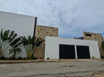 Casa en condominio de 3 habitaciones, Mérida · Amplio Town House de 3 Recamaras Cada Una con Baño + Estudio Todo Es Eléctrico en Temozon Norte