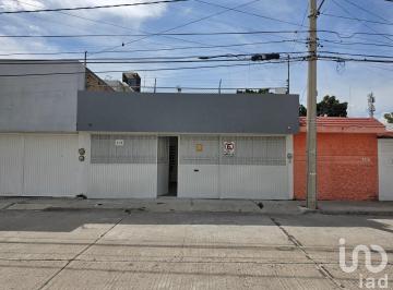 Casa · 157m² · 3 Recámaras · 2 Estacionamientos · Renta. Casa Lirios. Rosalinda II. Celaya, Gto