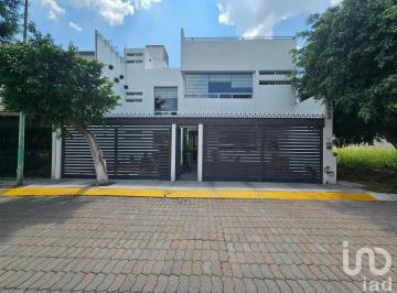 Casa · 367m² · 3 Recámaras · 4 Estacionamientos · Casa en Venta Residencial Italia Queretaro Cerca Av 5 de Febrero