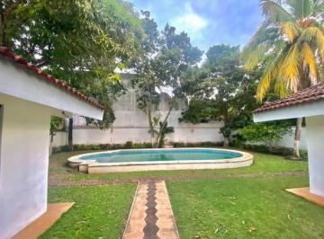 Casa · 700m² · 4 Recámaras · 2 Estacionamientos · Casa en Venta en Residencial Campestre