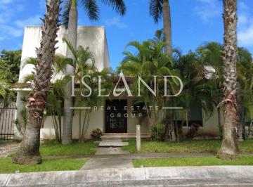 Casa · 218m² · 3 Recámaras · 2 Estacionamientos · Casa en Renta en Cancun, Residencial Villa Magna