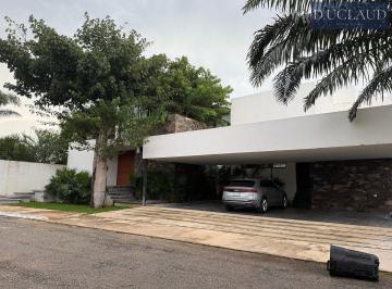 Casa · 895m² · 6 Recámaras · 4 Estacionamientos · Casa en Temozón Norte