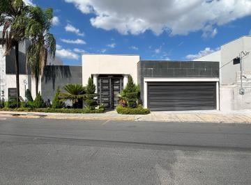 Casa · 420m² · 3 Recámaras · 3 Estacionamientos · Casa Equipada en Renta en del Valle, San Pedro Garza García