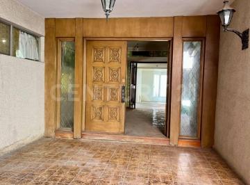 Casa · 738m² · 5 Recámaras · 2 Estacionamientos · Casa con Oficinas Al Frente en Venta | Centro de Saltillo | 537 m² de Terreno