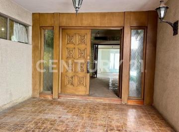 Casa · 738m² · 5 Recámaras · 2 Estacionamientos · Casa con Oficinas Al Frente en Venta | Centro de Saltillo | 537 m² de Terreno